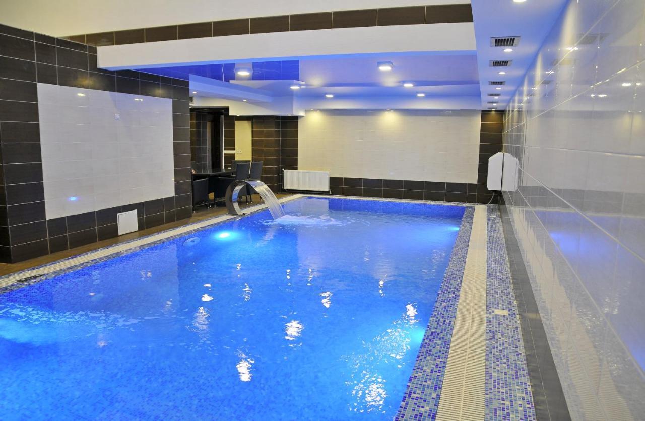 Maximus Hotel Lutsk Exterior photo